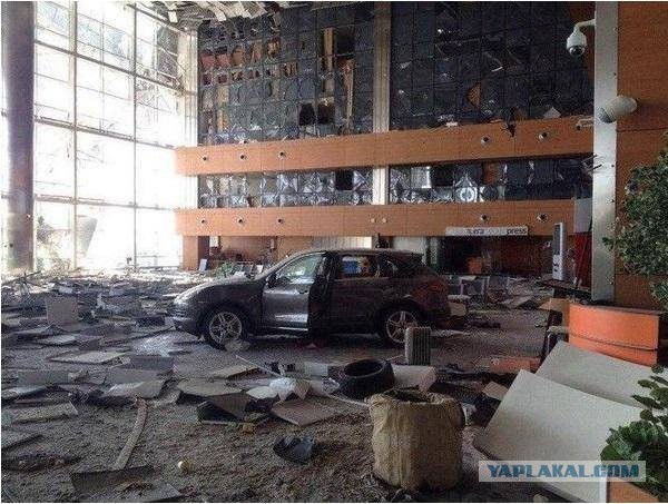 Панорама развалин аэропорта Донецка. (+18)