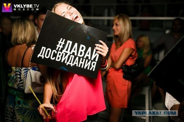 Девушке жмет платьичко