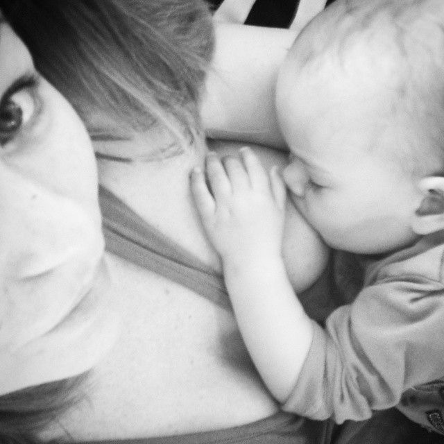 Новое в Instagram: фотографии кормящих матерей