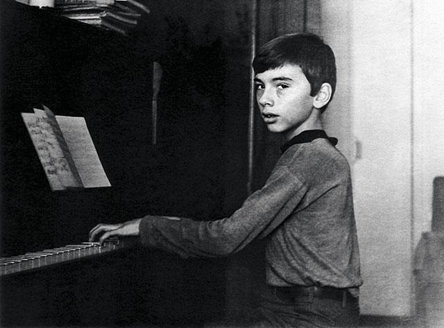 Знаменитости в детстве. Фото из домашних архивов