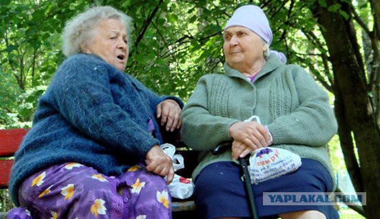 Девушка играет в мяч на пляже