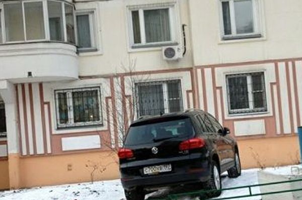 ЖКХ спасли газон от парковщиков