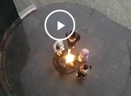 В Елабуге школьницы замёрзли и решили немного погреться возле Вечного огня