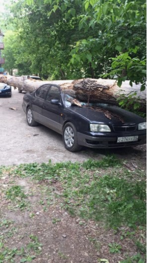 Снег с крыши упал на машину