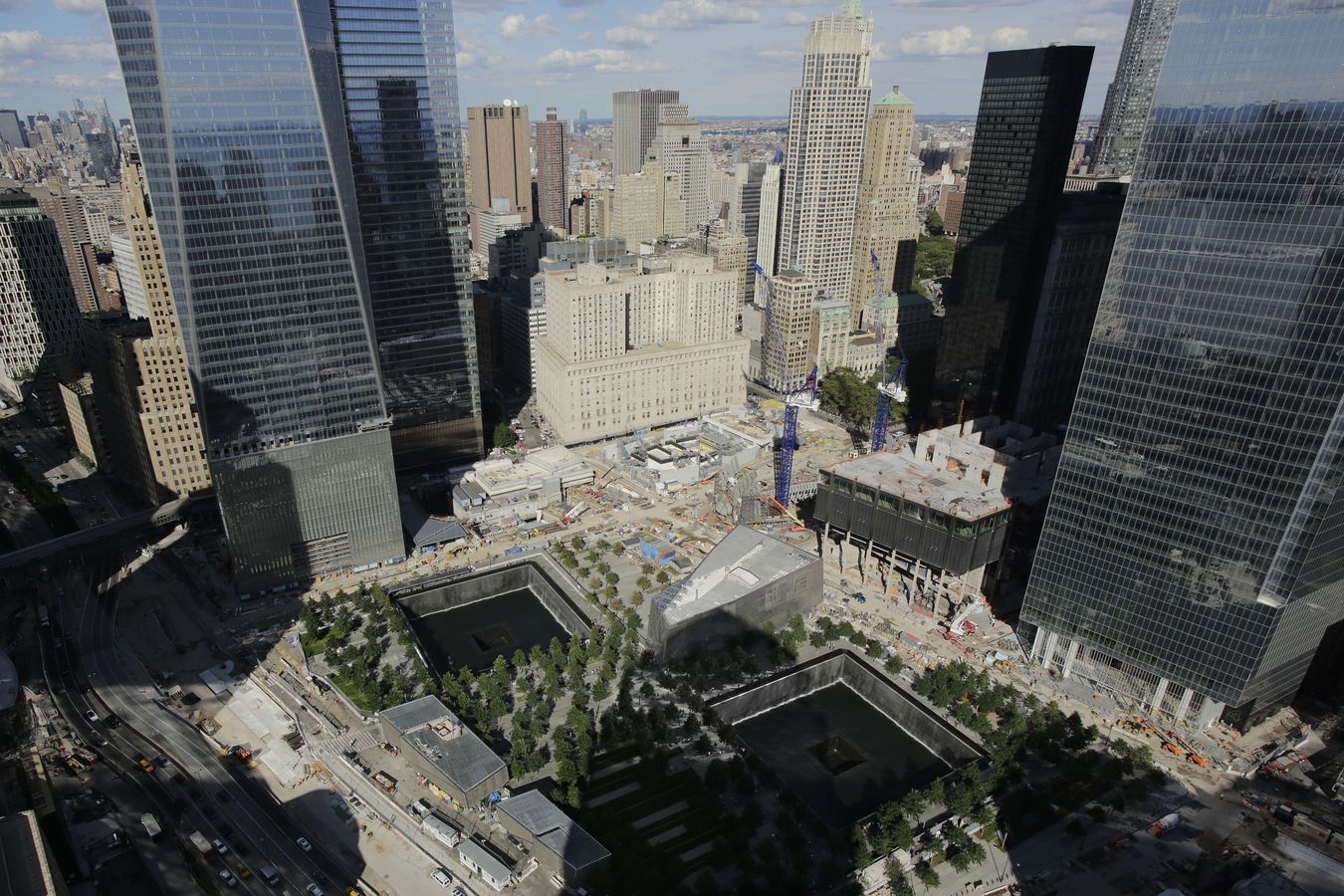 На месте башен близнецов в нью йорке построили мемориал