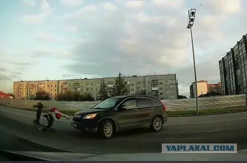В Новом Уренгое электросамокат врезался в легковую машину