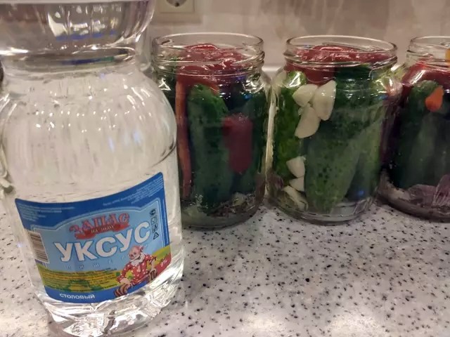 Пикантные огурцы, маринованные с острым кетчупом на зиму