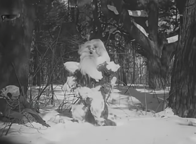 Юбканың астындағы саңылаулары бар таспа аузына кірген