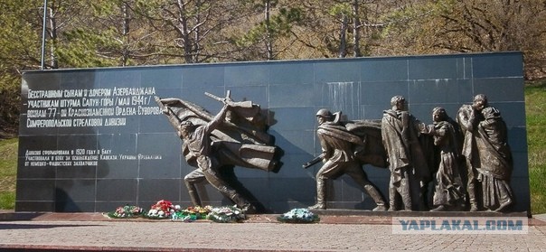 В Киеве начали демонтаж скульптурной композиции в честь Переяславской рады