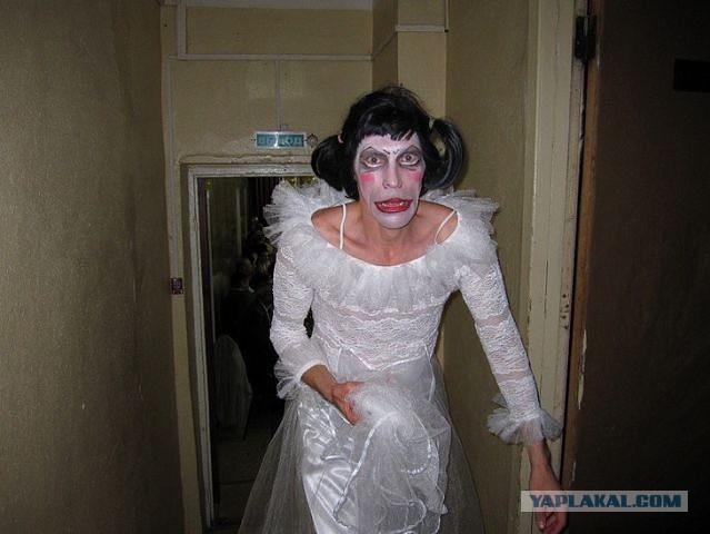 К кому невеста торопится ?