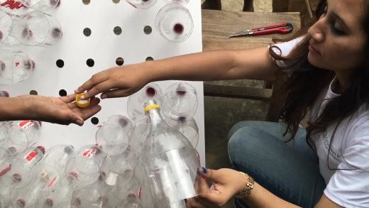 В Бангладеш люди делают кондиционеры из пластиковых бутылок
