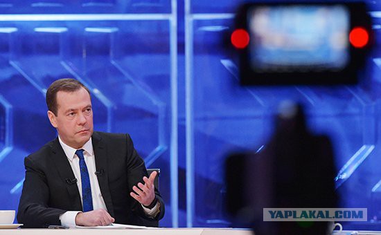 «Show must not go on»: Дмитрий Медведев объясняет экономику России на поговорках
