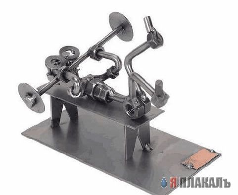 Фигурки из хозяйственной мелочи