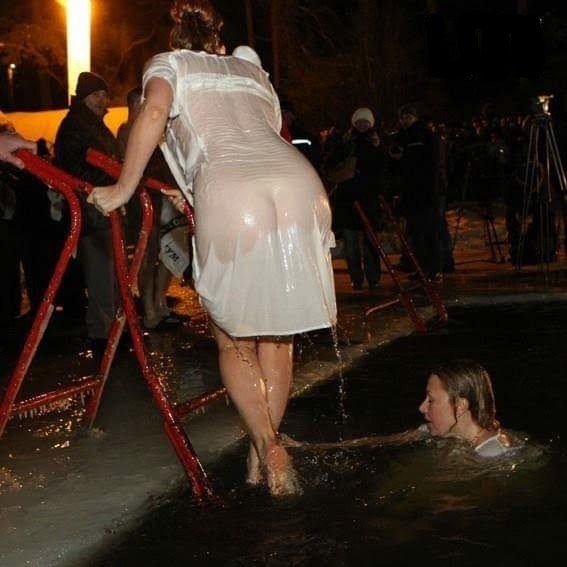 Женщины в проруби