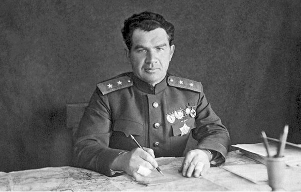 Герой Сталинграда маршал Василий Чуйков: малоизвестные штрихи к портрету полководца, который похоронен рядом со своими солдатами