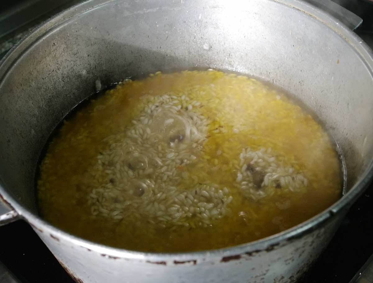 Не доварился рис в плове что делать. Блюдо не доваренный рис. Пиляв блюдо. Не доварился рис в плове что делать. Плов чайханский.