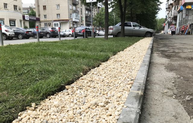 В Челябинске парень облагородил газон возле дома на свои средства