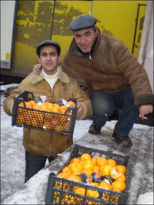 Грузин апельсин. Продавец мандарин. Продавец апельсинов. Торговец мандаринами.