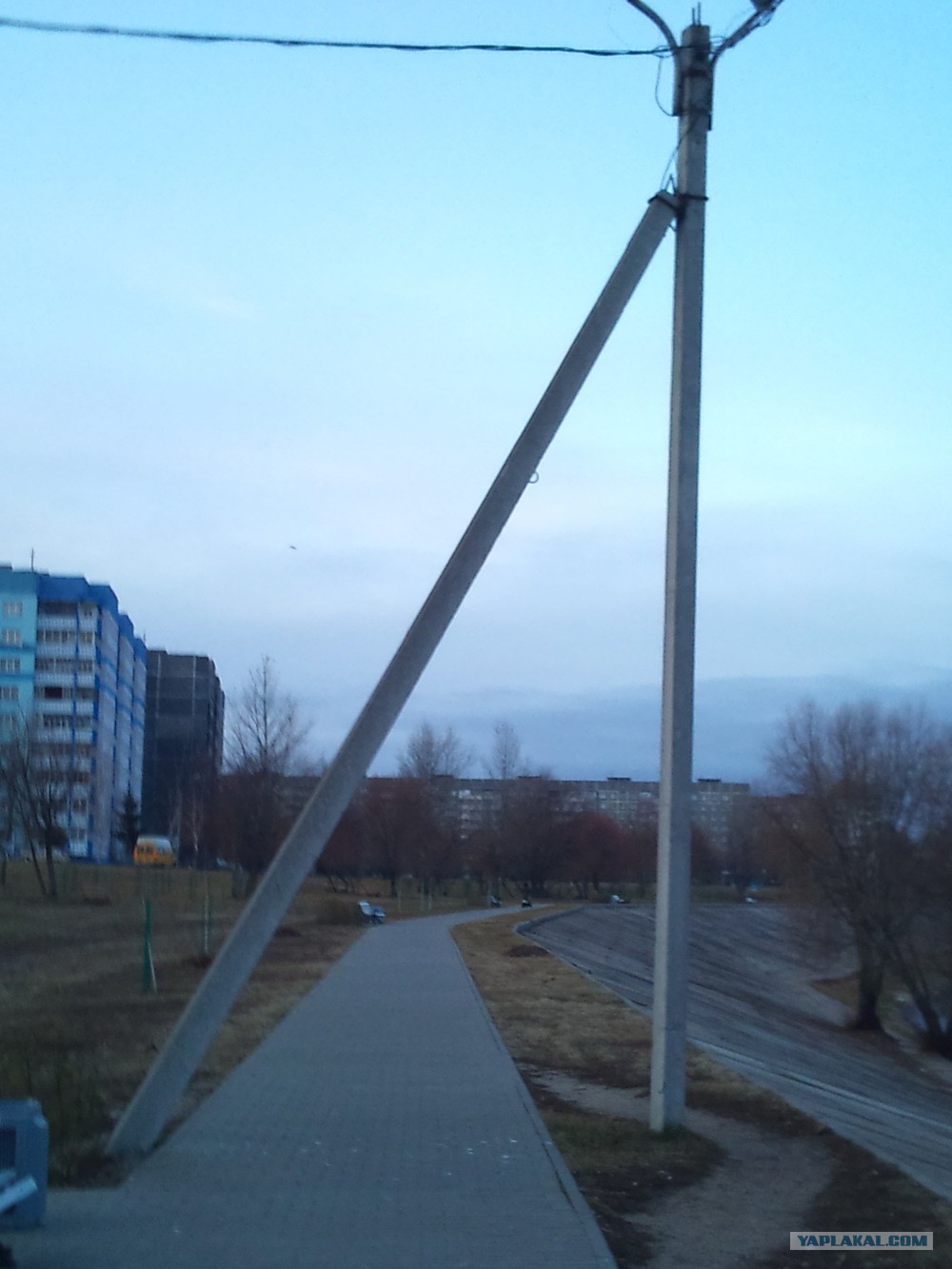Почему Нельзя Ходить Под Столбами На Улице