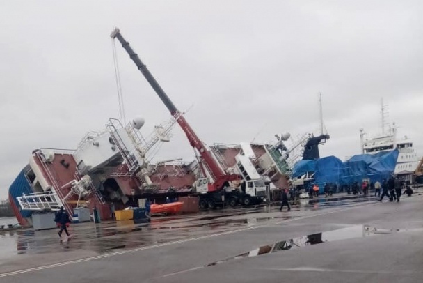В Санкт-Петербурге на судостроительном заводе "Пелла" только что перевернулся корабль