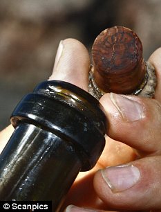 На дне моря нашли шампанское