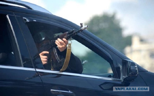 Чувак с монтировкой на дороге