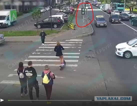 В Петербурге таксист снес девятиклассницу на самокате: у школьницы переломы