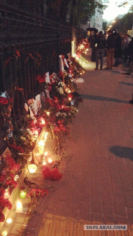 В Москве люди несут цветы к посольству Украины