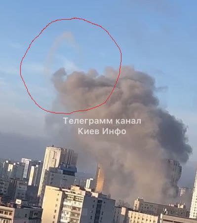Появилось видео попадания снаряда в жилой дом в Киеве