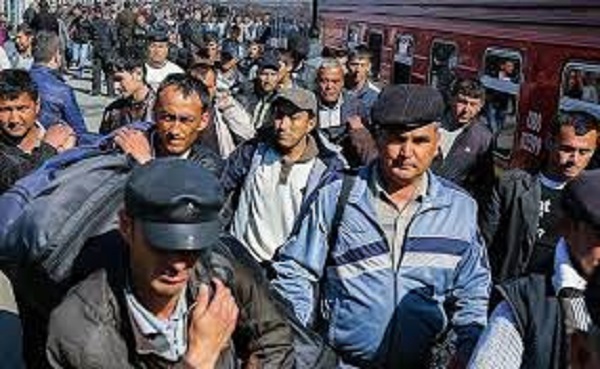 Выдавать паспорт РФ иностранцам нужно одновременно с постановкой на воинский учет, заявил глава СПЧ Валерий Фадеев