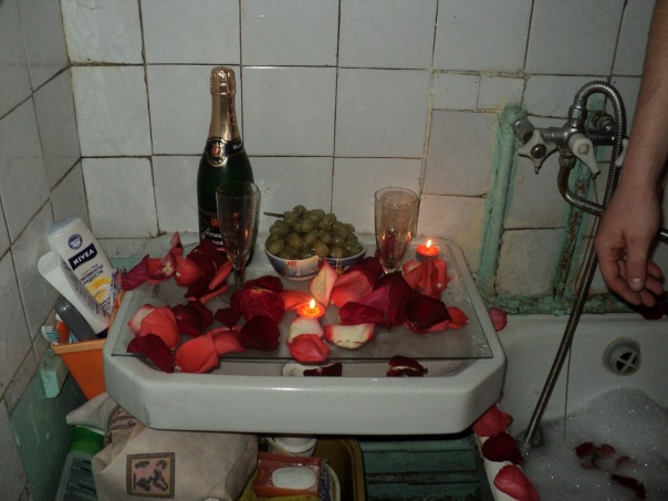 Романтичный вечер с лепестками роз