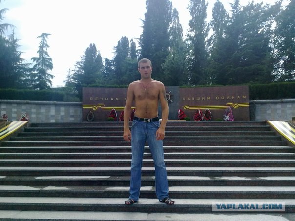 Обнаженные сноубордистки на фоне Вечного Огня