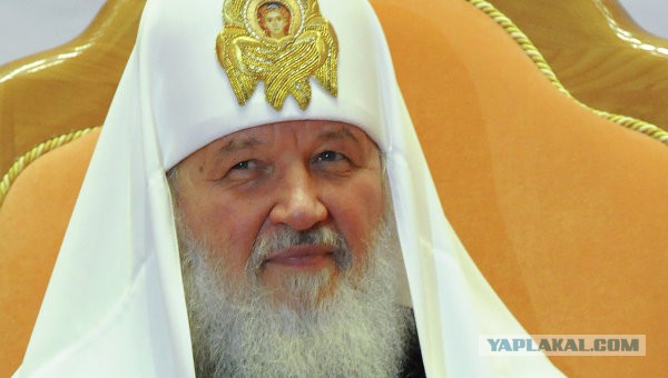 Патриарх Кирилл прибыл к верующим на личной яхте.