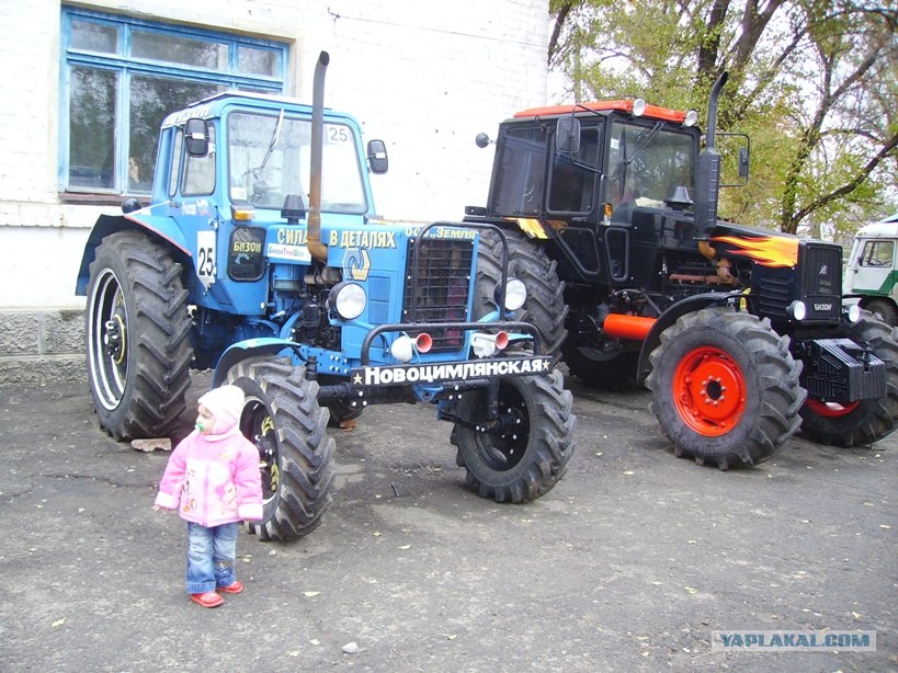 Мой трактор переедет. Милицейский трактор Беларусь. Синий трактор Беларусь. Мой трактор. Гоночный трактор.
