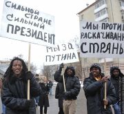 Негры отжимают машину