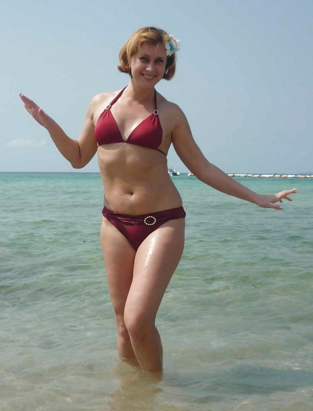 Дамы в шляпках и купальниках