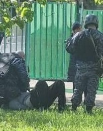 В Москве восьмиклассник пришел в школу с палками и трубами, чтобы отомстить за двойку. Он смог повалить нескольких сотрудников Росгвардии.