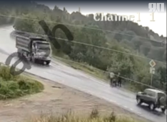 Момент вчерашней смертельной аварии в поселке Богородское под Сергиевым Посадом попал в объектив камеры наблюдения