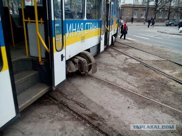 Трамвай в Днепропетровске сошел с рельсов
