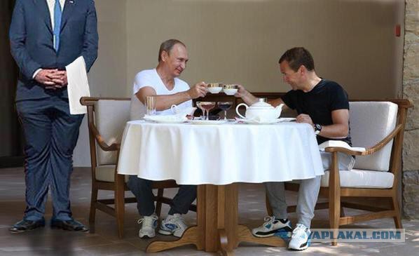 Путин и Медведев качаются