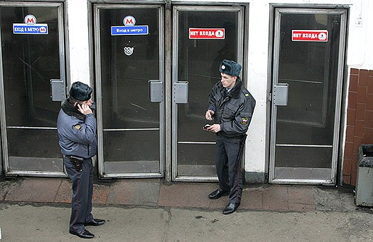 Почему на входе в метро такие странные и неудобные двери?