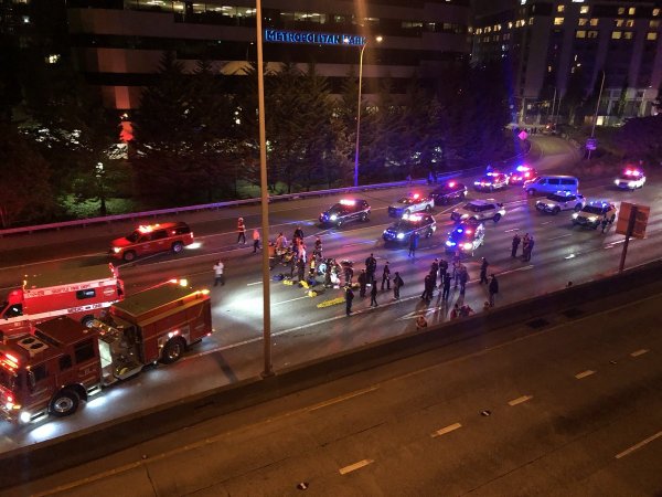 В Сиэтле автомобилист сбил гуляющих по трассе протестующих!