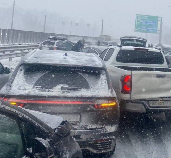 Авария случилась на Новорижском шоссе — предварительно, столкнулись более 10 машин