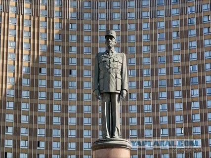 Участники "Бессмертного полка" прошли по Парижу со знаменем Победы и флагами СССР.