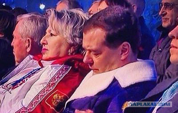 Спят усталые, политики и избранники.
