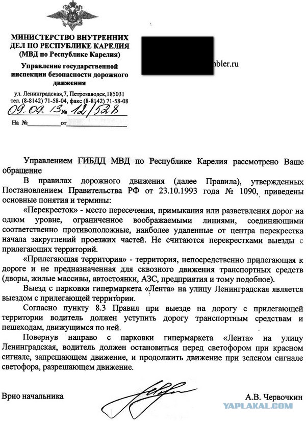 Как должен поступить водитель синего авто?