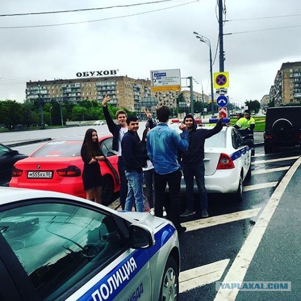 Золотая молодежь на "Гелике" удирала от ДПС по газонам и по встречке