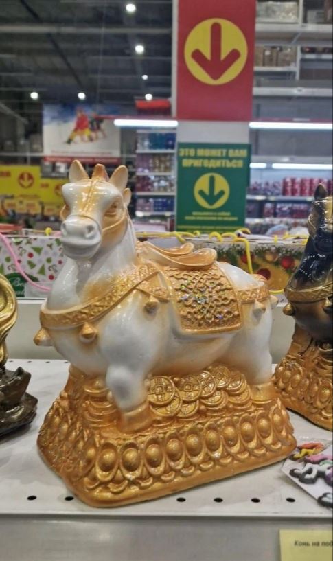 Снегурочка, ты в порядке? Самые странные елочные игрушки в магазинах и на маркетплейсах — некоторые вызывают даже жалость