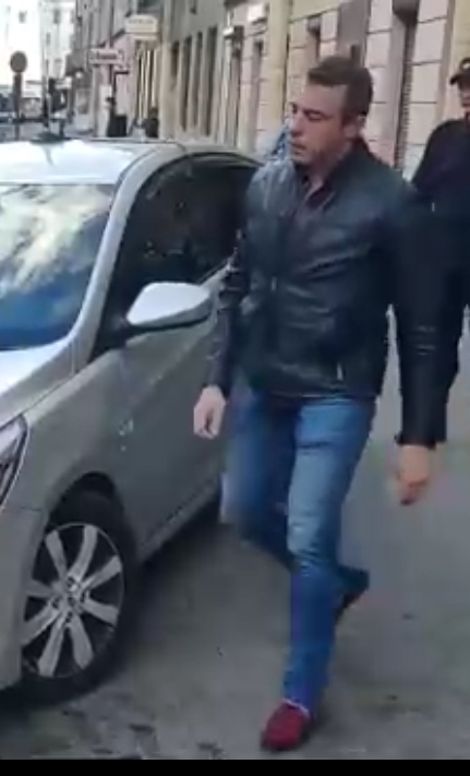 Полицейские Петербурга растаскивают пешеходов, чтобы некто, припарковавшийся на тротуаре, мог объехать пробку.