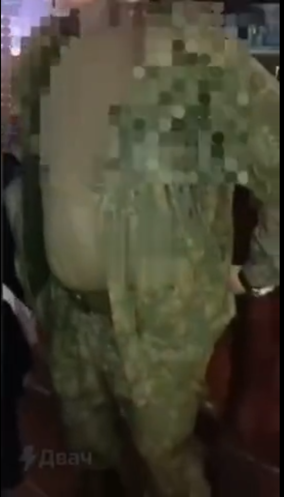 Владелец кафешки, куда не пустили бойца в военной форме, заявил, что его сотрудники выдумали дресс-код, а он их уже уволил — у работников другая версия